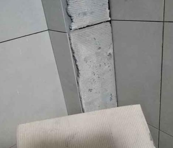 平房瓷砖空鼓维修公司分享下厨房瓷砖脱落的补救措施。
